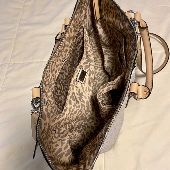 Guess purse - Picture 3 of 4